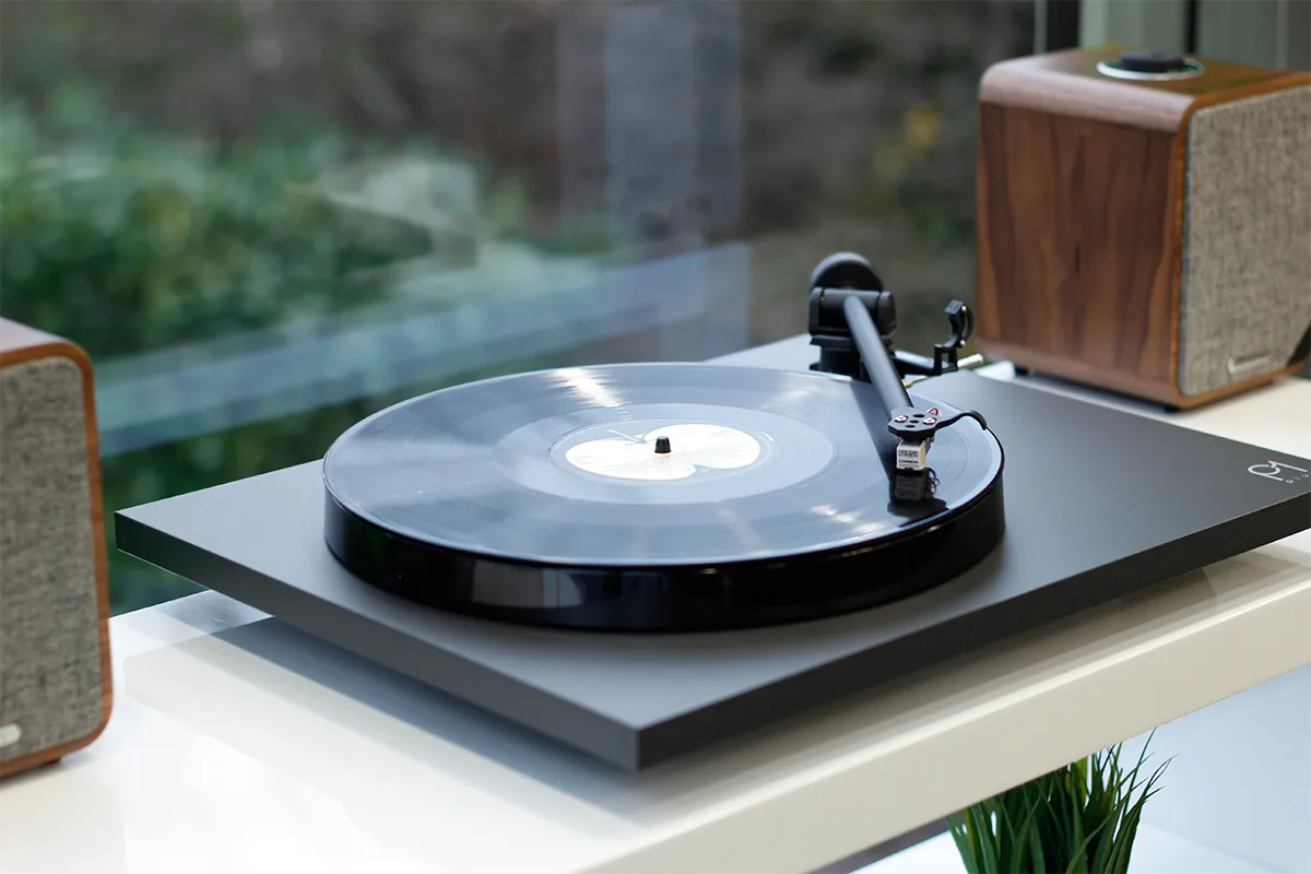 rega-planar-1-plus-plattenspieler-carbon-mm-phono-schwarz image 2